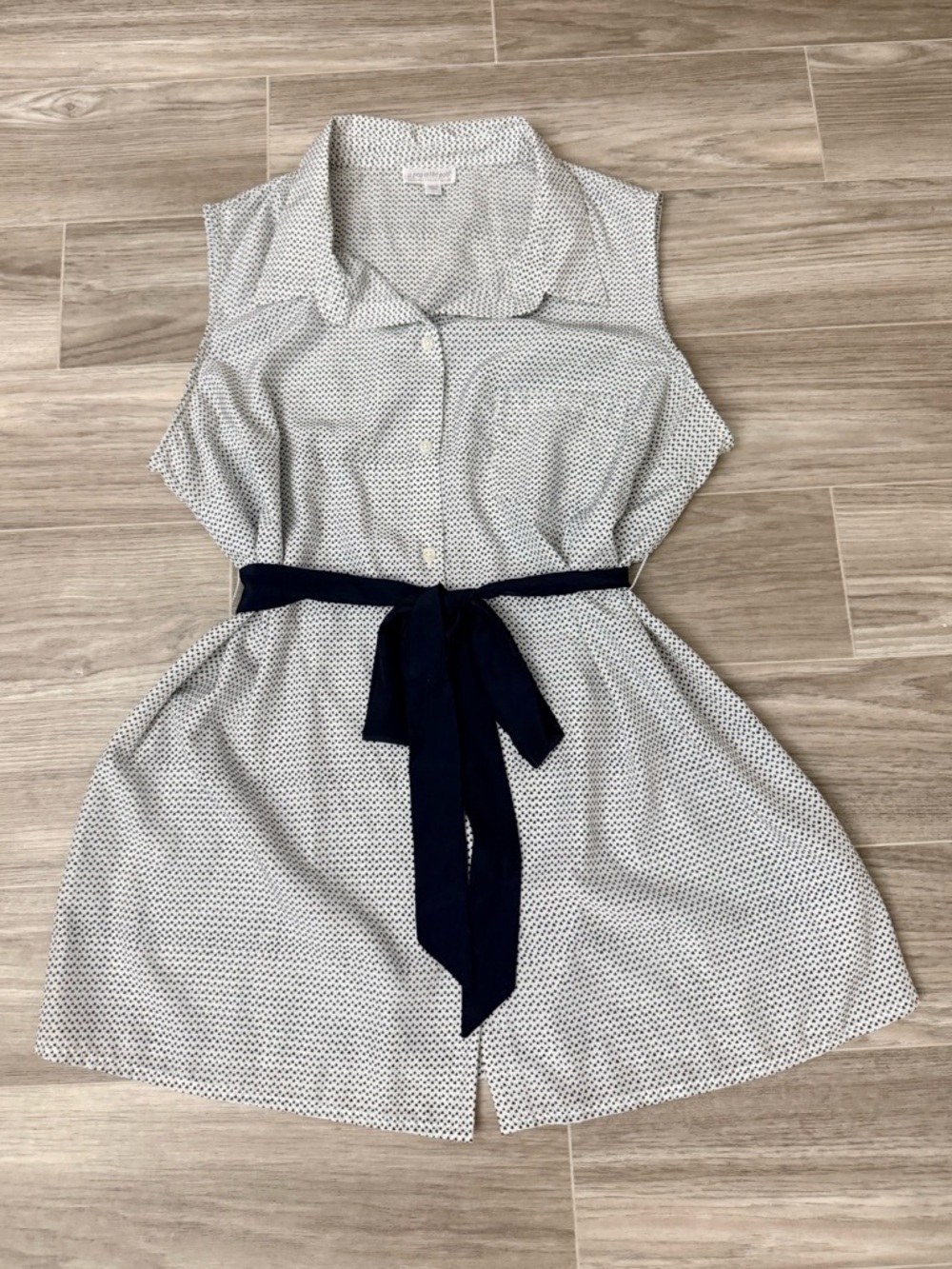A Pea in the Pod White & Navy Sleeveless Button-Down Shirt with Navy Tie
